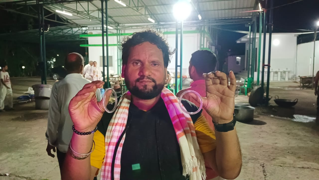 राबड़ी देवी ने सिंगर छोटू छलिया को हाथ से उतारकर पहनाया हीरे का कंगन, भावुक हुए कलाकार राबड़ी देवी ने सिंगर छोटू छलिया को हाथ से उतारकर पहनाया हीरे का कंगन, भावुक हुए कलाकार