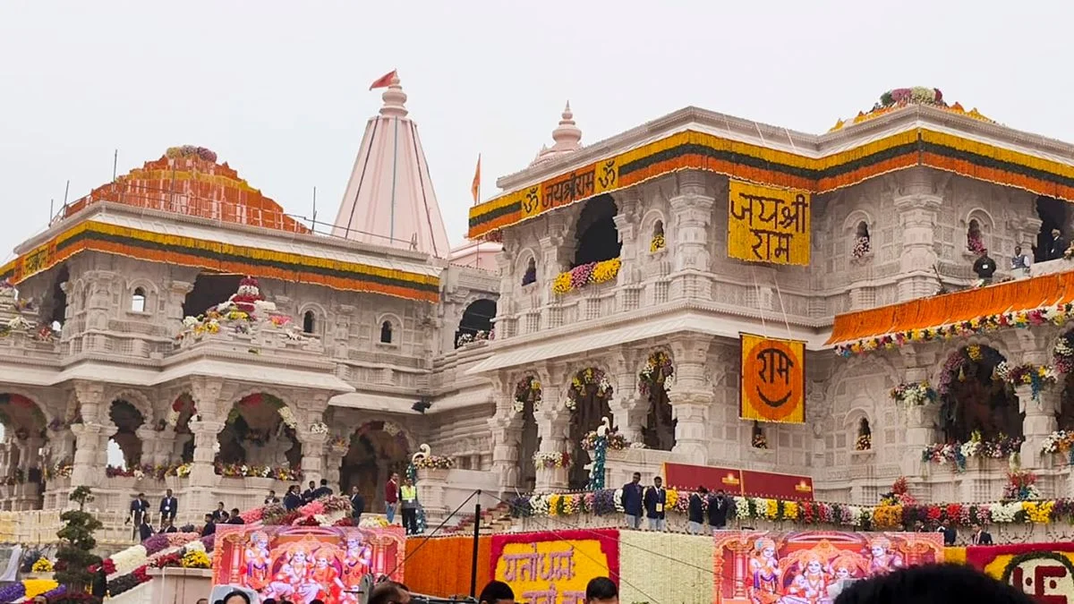 राम मंदिर चढ़ावा गबन मामला: CCTV जिम्मेदारी संभाल रहे अर्जुन देव का ट्रांसफर, 17 साल बाद हटाए गए राम मंदिर चढ़ावा गबन मामला: CCTV जिम्मेदारी संभाल रहे अर्जुन देव का ट्रांसफर, 17 साल बाद हटाए गए