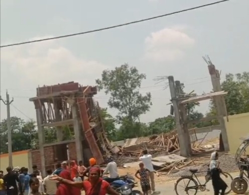 सिद्धार्थनगर में निर्माणाधीन मछली मंडी का गेट गिरा, एक मजदूर की मौत, पांच घायल सिद्धार्थनगर में निर्माणाधीन मछली मंडी का गेट गिरा, एक मजदूर की मौत, पांच घायल