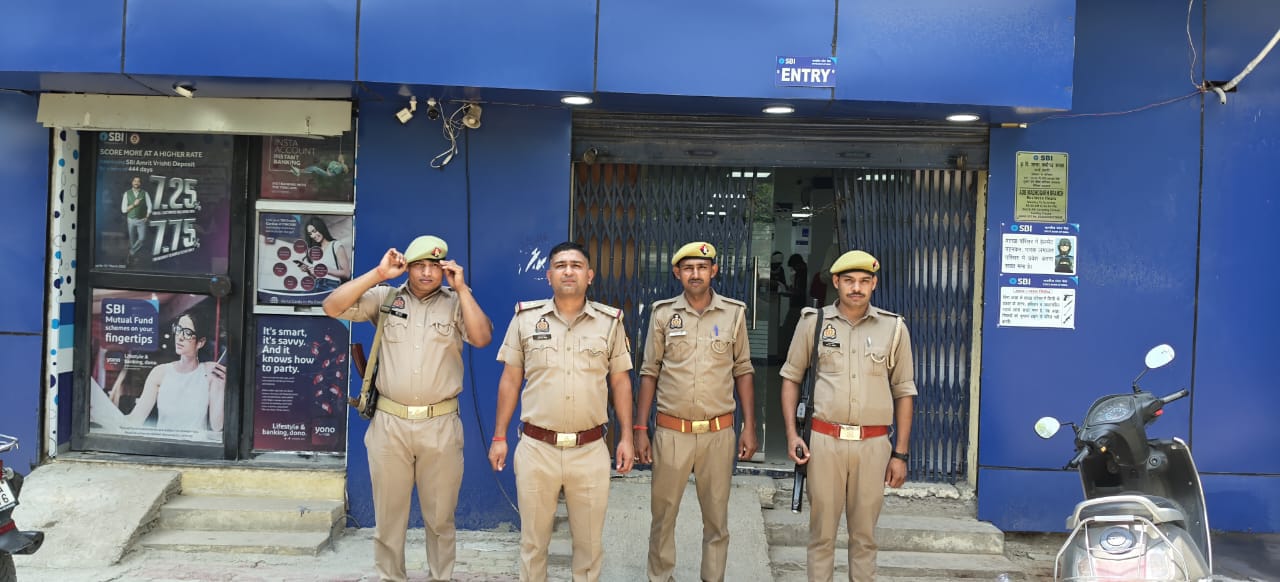 माधौगढ़ कोतवाल ने बैंकों का किया निरीक्षण, सुरक्षा व्यवस्था पर दिया जोर माधौगढ़ कोतवाल ने बैंकों का किया निरीक्षण, सुरक्षा व्यवस्था पर दिया जोर