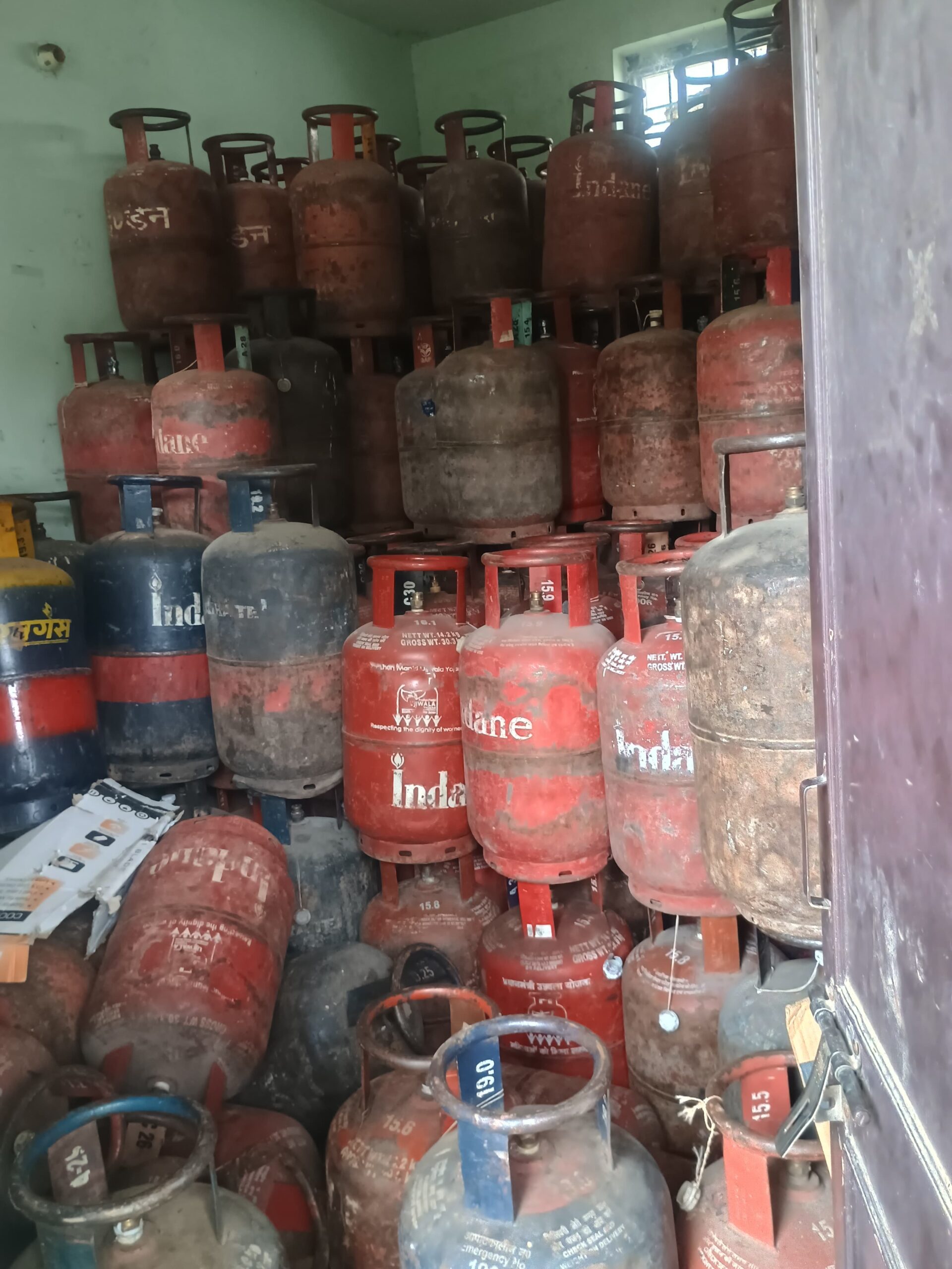 जयपुर में गैस माफियाओं पर बड़ा एक्शन, 302 सिलेंडर और 2 वाहन जब्त जयपुर में गैस माफियाओं पर बड़ा एक्शन, 302 सिलेंडर और 2 वाहन जब्त