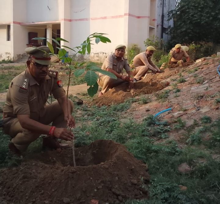 जालौन: कुठौंद थाना प्रभारी निरीक्षक ने थाना परिसर में किया वृक्षारोपण, थाना प्रभारी ने लिया पौधों की रखवाली का संकल्प, कहा— “जब तक रहेंगे, स्वयं करेंगे पौधों की देखभाल”