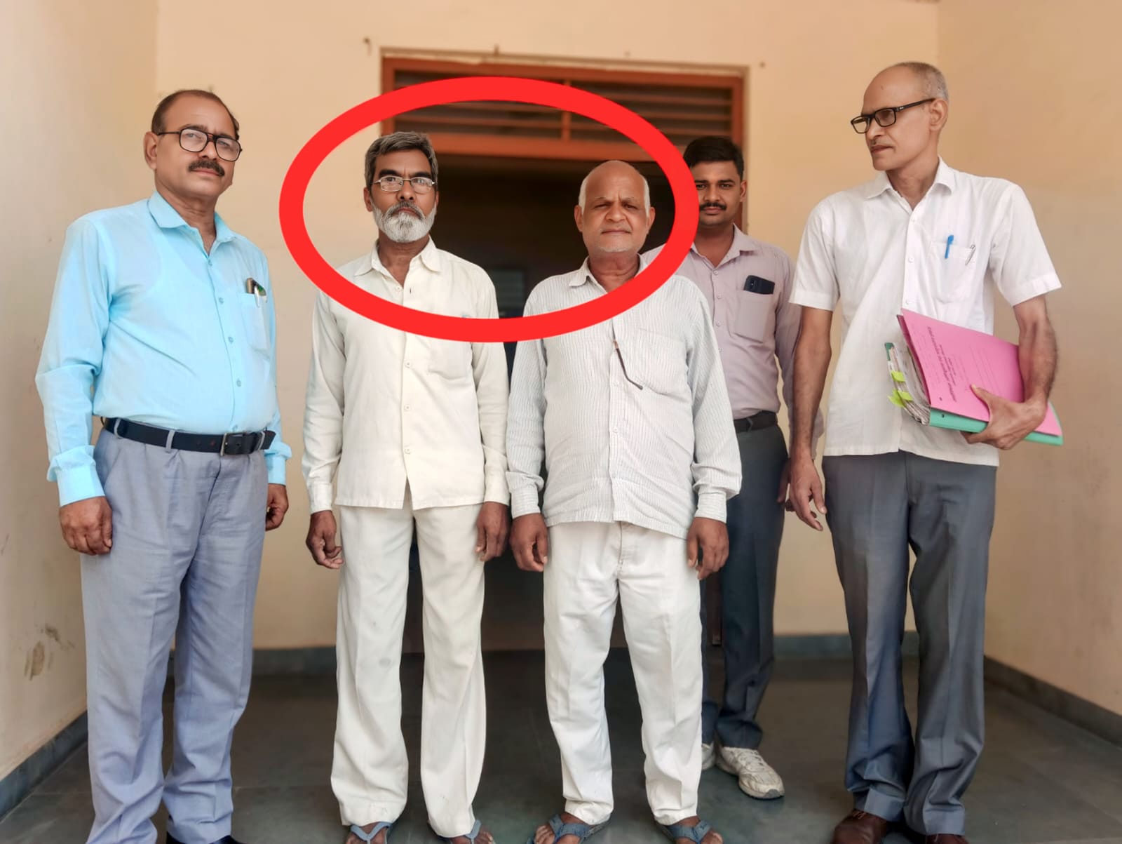 ईओडब्ल्यू का बड़ा एक्शन: 21 साल पुराने खाद्यान्न गबन मामले में जौनपुर के दो फरार कोटेदार गिरफ्तार, करोड़ों की सरकारी योजना में फर्जीवाड़े का खुलासा ईओडब्ल्यू का बड़ा एक्शन: 21 साल पुराने खाद्यान्न गबन मामले में जौनपुर के दो फरार कोटेदार गिरफ्तार, करोड़ों की सरकारी योजना में फर्जीवाड़े का खुलासा