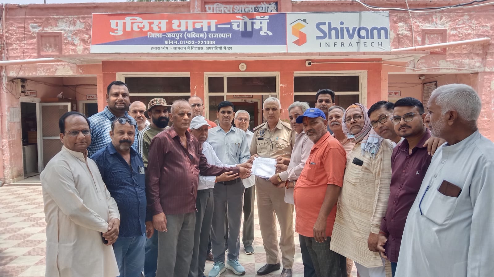 चौमू पौराणिक नहर में फेंके जा रहे मवेशियों के अवशेष, धार्मिक भावनाएँ आहत स्थानीय निवासियों ने पुलिस से की कड़ी कार्रवाई की मांग चौमू पौराणिक नहर में फेंके जा रहे मवेशियों के अवशेष, धार्मिक भावनाएँ आहत स्थानीय निवासियों ने पुलिस से की कड़ी कार्रवाई की मांग