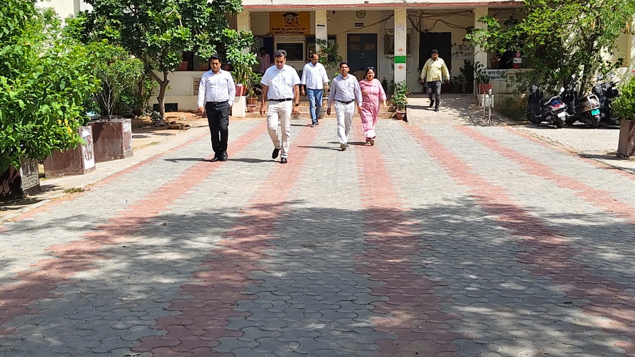 नीट (यूजी) पुनः परीक्षा का जिला कलेक्टर संदेश नायक साहित प्रशासन एवम् पुलिस के अधिकारी दिन भर करते रहे मॉनिटरिंग: विभिन्न परीक्षा केंद्रों पर पहुंचकर व्यवस्थाओं का लिया जायजा