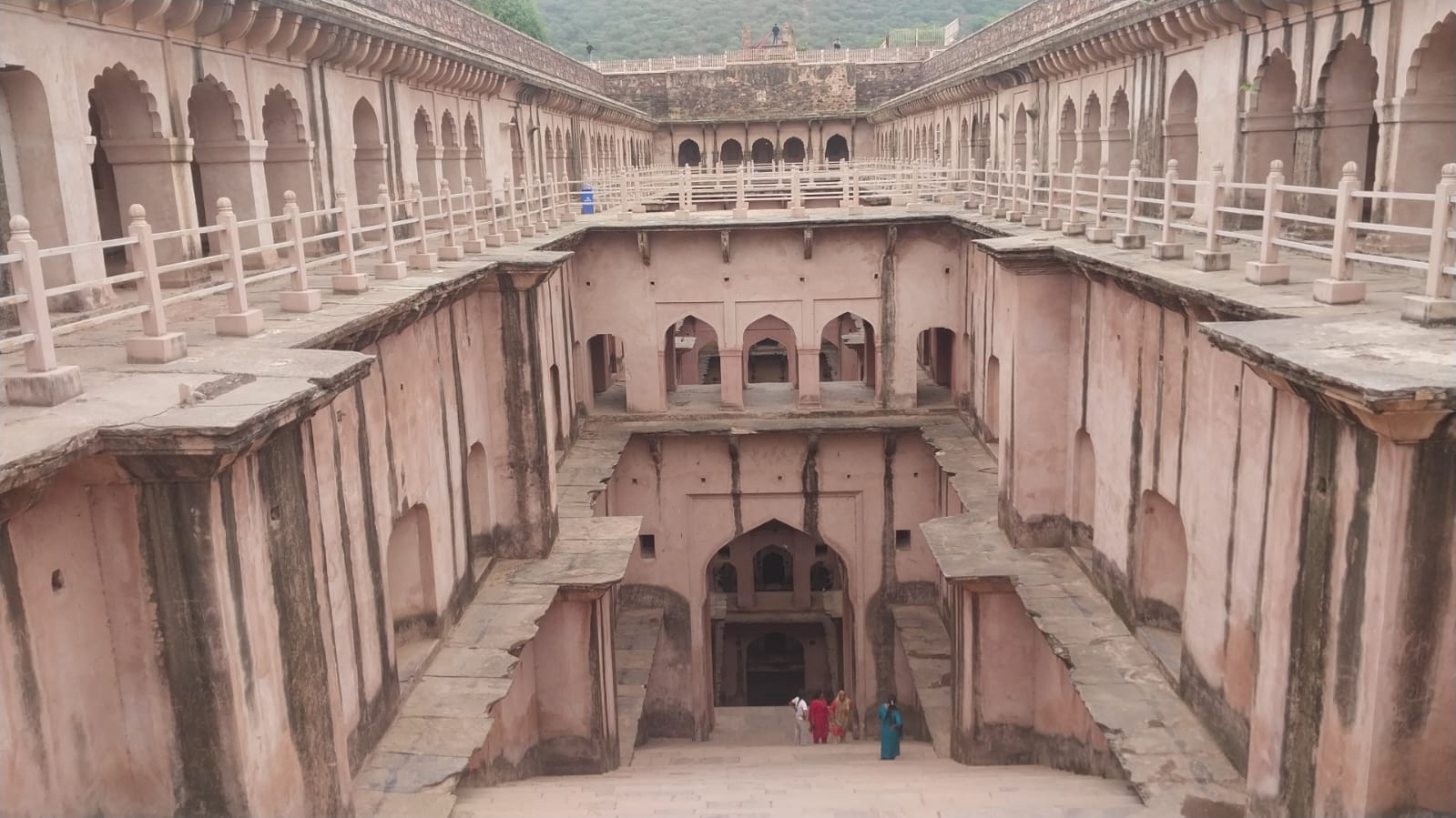 *नीमराना की ऐतिहासिक बावड़ी: विरासत संरक्षण की बाट जोहता जल का अद्भुत नमूना*