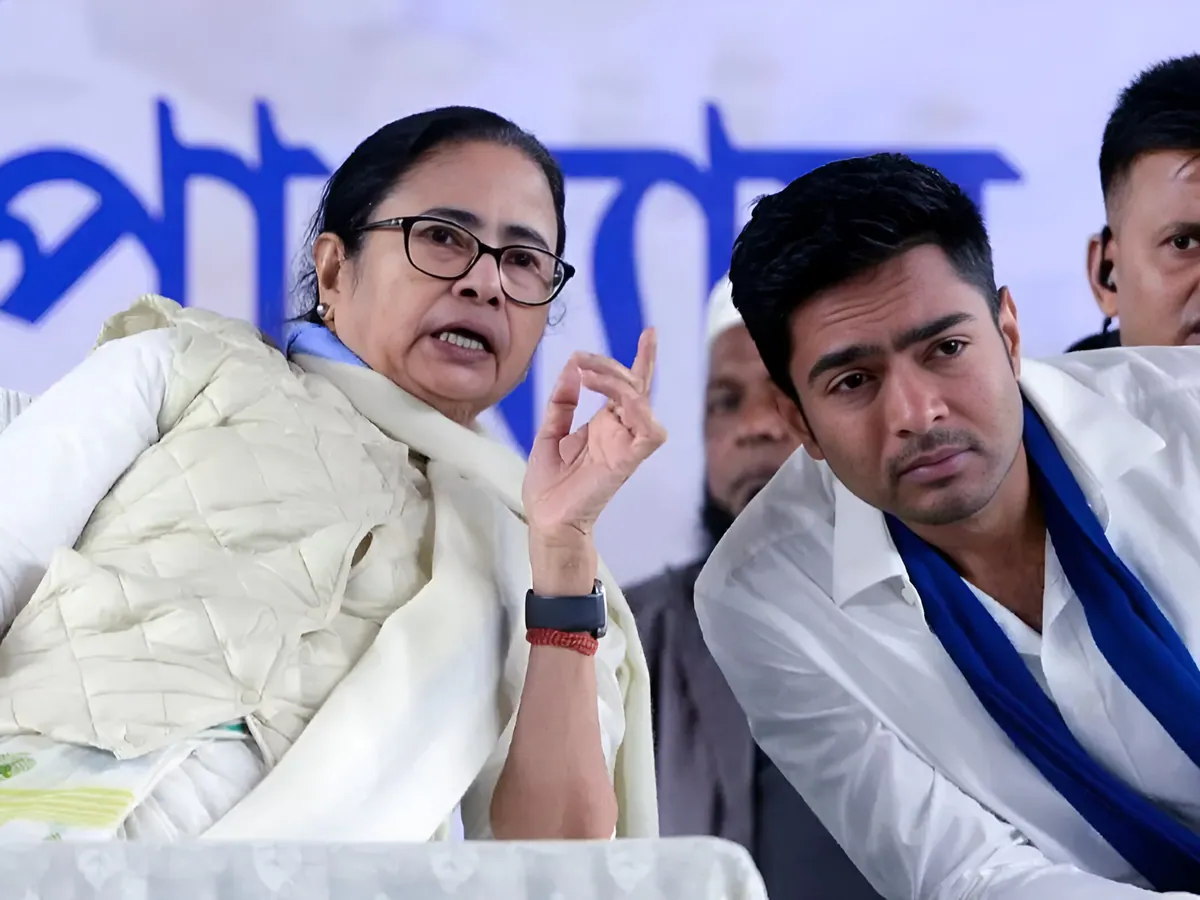 TMC में बढ़ी हलचल! अभिषेक बनर्जी के आवास पर पुलिस और केंद्रीय बलों की तैनाती से सियासी पारा चढ़ा TMC में बढ़ी हलचल! अभिषेक बनर्जी के आवास पर पुलिस और केंद्रीय बलों की तैनाती से सियासी पारा चढ़ा