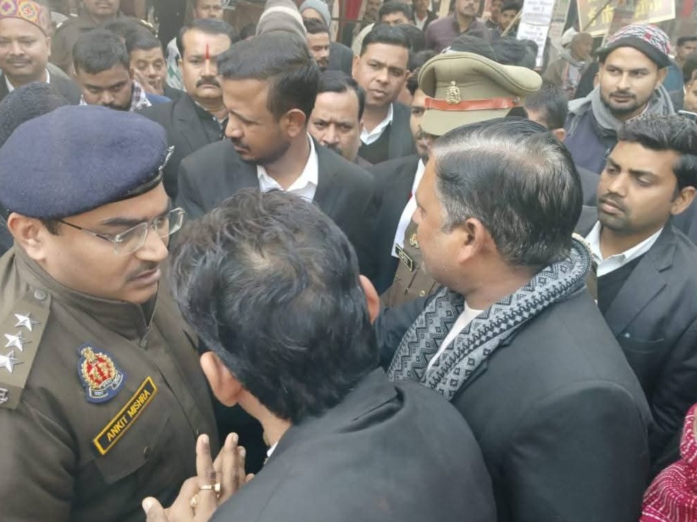 *वकीलों के विरोध के आगे झुकी पुलिस,पुलिस लाइन में बैठी कोर्ट* *अधिवक्ता पर हमले के आरोपी होटल संचालक समेत चार को कोर्ट के बजाय पुलिस लाइन परिसर में किया गया पेश* *वकीलों के विरोध के आगे झुकी पुलिस,पुलिस लाइन में बैठी कोर्ट* *अधिवक्ता पर हमले के आरोपी होटल संचालक समेत चार को कोर्ट के बजाय पुलिस लाइन परिसर में किया गया पेश*