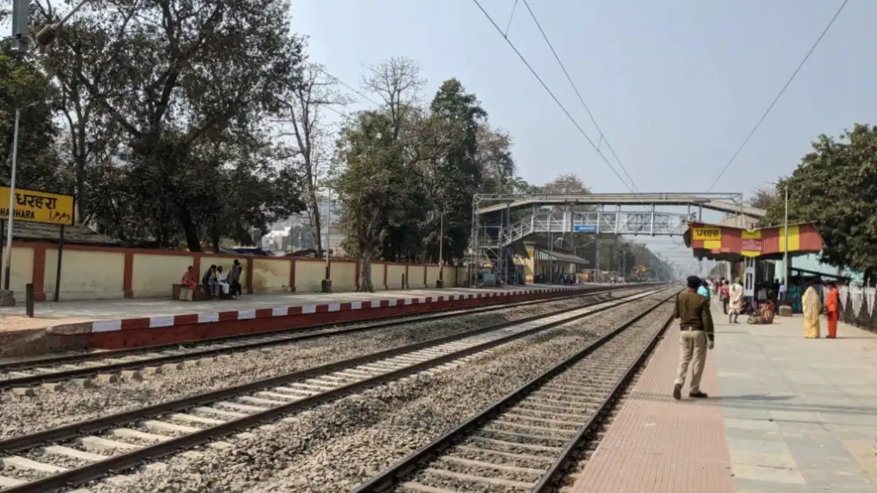 चलती ट्रेन में चढ़ने-उतरने की कोशिश पड़ी भारी, हादसे ने सुरक्षा नियमों पर फिर उठाए सवाल