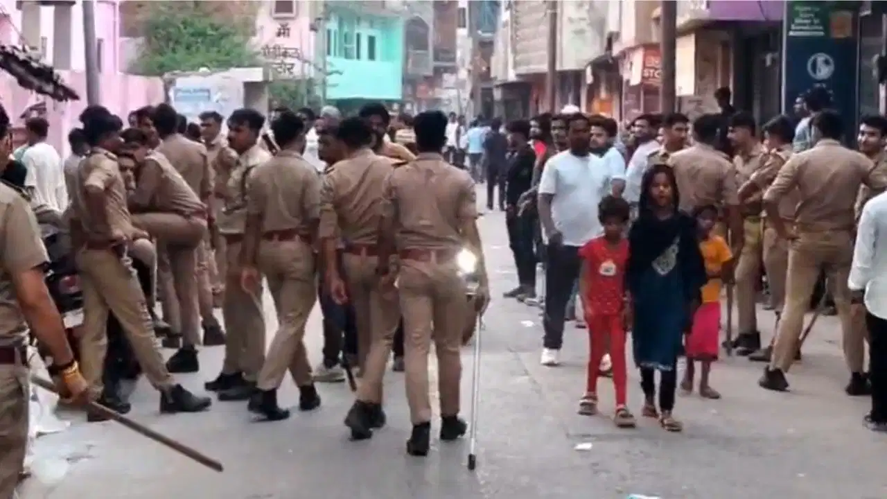 एटा में मोहर्रम जुलूस के दौरान बड़ा हादसा: हाईटेंशन लाइन की चपेट में आया ताजिया, एक की मौत, सात घायल
