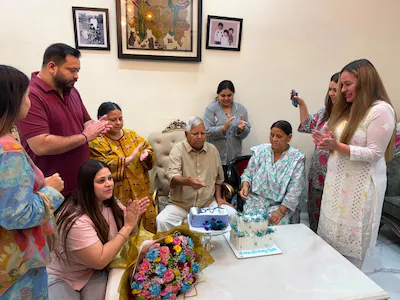 लालू ने मनाया 79वां जन्मदिन, देर रात राबड़ी आवास पर परिवार संग काटा केक; तेज-तेजस्वी, रोहिणी ने ऐसे दी बधाई लालू ने मनाया 79वां जन्मदिन, देर रात राबड़ी आवास पर परिवार संग काटा केक; तेज-तेजस्वी, रोहिणी ने ऐसे दी बधाई
