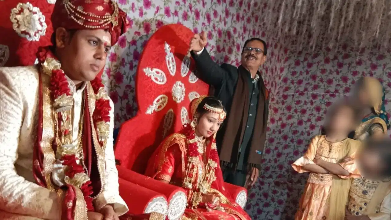 दहेज में लाखों की मांग या साजिश? रोशनी की मौत ने खड़े किए कई सवाल दहेज में लाखों की मांग या साजिश? रोशनी की मौत ने खड़े किए कई सवाल