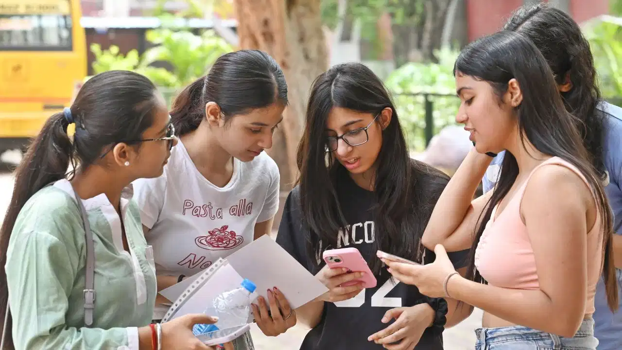 JoSAA Counselling 2026: राउंड-1 सीट अलॉटमेंट जारी, टॉप रैंकर्स ने चुना IIT का सबसे प्रतिष्ठित CSE प्रोग्राम JoSAA Counselling 2026: राउंड-1 सीट अलॉटमेंट जारी, टॉप रैंकर्स ने चुना IIT का सबसे प्रतिष्ठित CSE प्रोग्राम