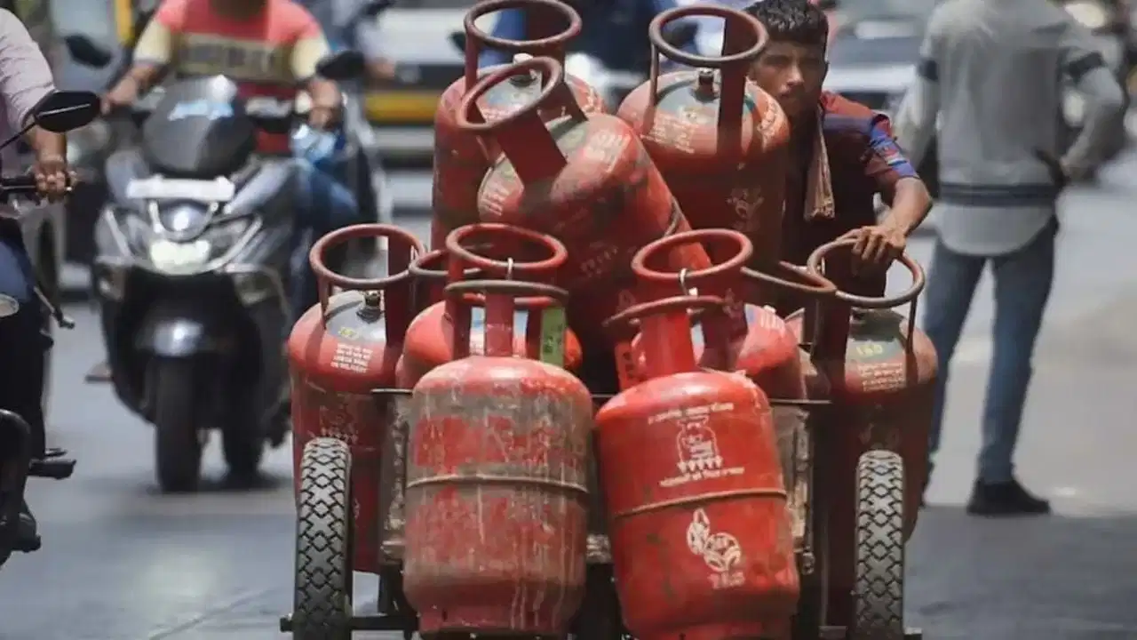 LPG उपभोक्ताओं के लिए नया नियम चर्चा में, 30 से 90 दिन की शर्त पर कनेक्शन सरेंडर की बात LPG उपभोक्ताओं के लिए नया नियम चर्चा में, 30 से 90 दिन की शर्त पर कनेक्शन सरेंडर की बात