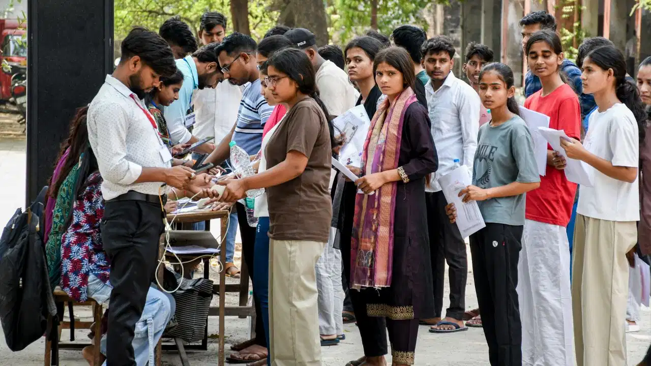 लखनऊ में NEET-UG को लेकर हाई अलर्ट, 75 केंद्रों पर 35 हजार छात्र देंगे परीक्षा, सुरक्षा के कड़े इंतजाम लखनऊ में NEET-UG को लेकर हाई अलर्ट, 75 केंद्रों पर 35 हजार छात्र देंगे परीक्षा, सुरक्षा के कड़े इंतजाम
