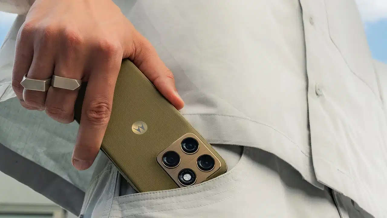 मिलिट्री-ग्रेड मजबूती के साथ आया Motorola का नया स्मार्टफोन, फीचर्स जानकर रह जाएंगे हैरान मिलिट्री-ग्रेड मजबूती के साथ आया Motorola का नया स्मार्टफोन, फीचर्स जानकर रह जाएंगे हैरान