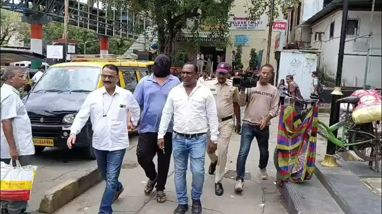 मुंबई लोकल ट्रेन में युवक की चाकू मारकर हत्या, 24 घंटे में आरोपी गिरफ्तार