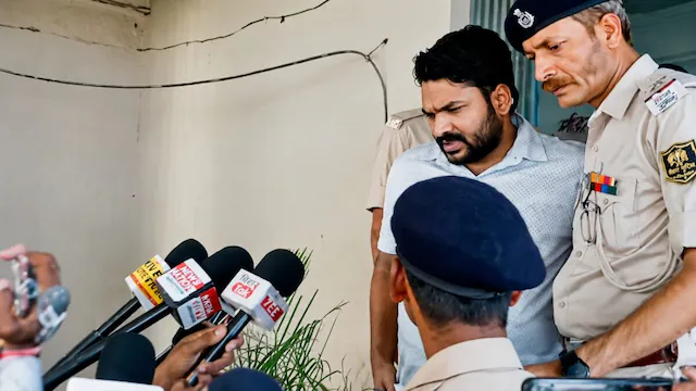 पटना कोचिंग विवाद में रौशन आनंद को झटका, जमानत याचिका खारिज; खान सर को मिली राहत पटना कोचिंग विवाद में रौशन आनंद को झटका, जमानत याचिका खारिज; खान सर को मिली राहत