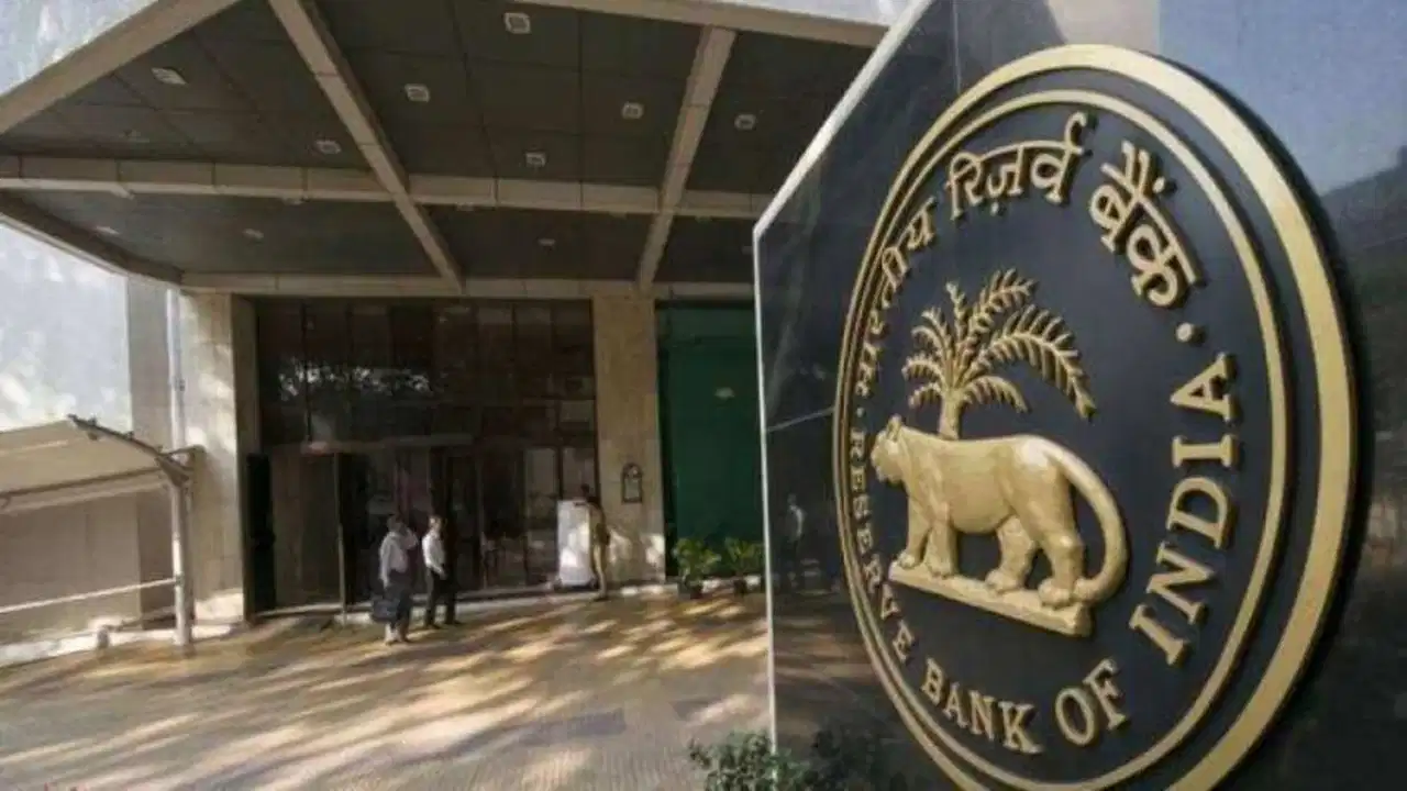 RBI का बड़ा कदम: बैंकों को 1.41 लाख करोड़ की राहत, ग्राहकों को भी मिलेगा फायदा RBI का बड़ा कदम: बैंकों को 1.41 लाख करोड़ की राहत, ग्राहकों को भी मिलेगा फायदा