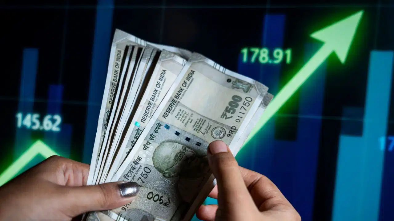 RBI के इस फैसले से रुपये में आई जान, क्या अब डॉलर को देगा मात? RBI के इस फैसले से रुपये में आई जान, क्या अब डॉलर को देगा मात?
