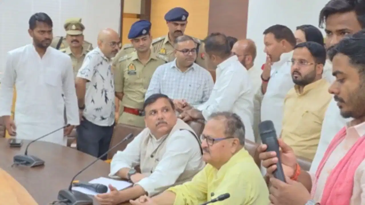 प्रयागराज में पेपर लीक मुद्दे पर गरमाई सियासत, छात्रों से चर्चा कर रहे सांसद संजय सिंह और प्रशासन में नोकझोंक प्रयागराज में पेपर लीक मुद्दे पर गरमाई सियासत, छात्रों से चर्चा कर रहे सांसद संजय सिंह और प्रशासन में नोकझोंक