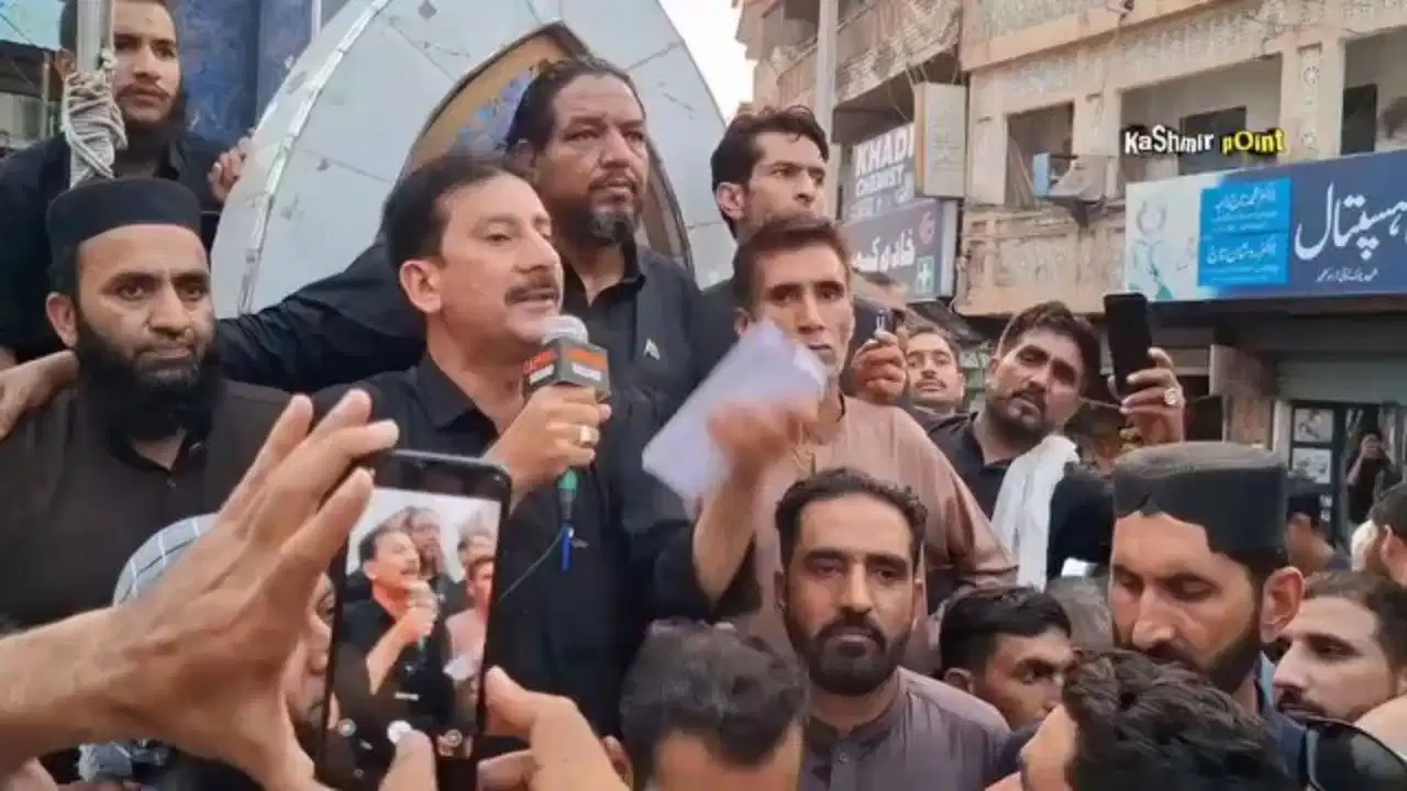 पीओके में सरकार के खिलाफ बड़ा बवाल, 4 पुलिसकर्मियों की मौत के बाद बढ़ा तनाव पीओके में सरकार के खिलाफ बड़ा बवाल, 4 पुलिसकर्मियों की मौत के बाद बढ़ा तनाव