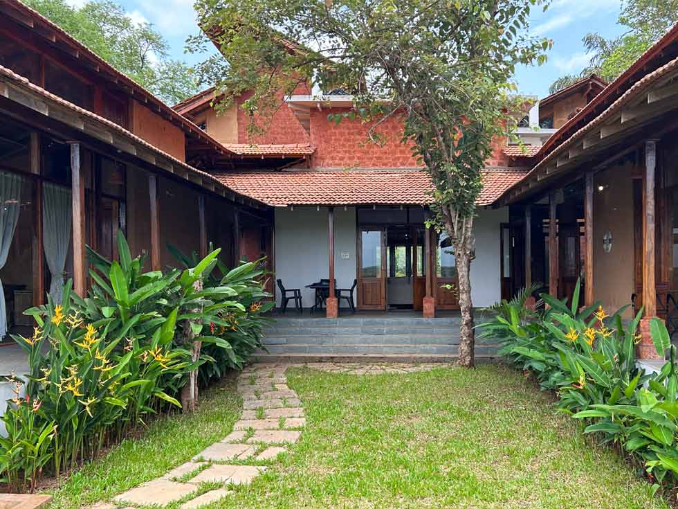Slanted Roof: विदेशों में टेढ़ी छतें क्यों बनाई जाती हैं? जानिए भारत की सपाट छतों से क्यों होती हैं अलग Slanted Roof: विदेशों में टेढ़ी छतें क्यों बनाई जाती हैं? जानिए भारत की सपाट छतों से क्यों होती हैं अलग