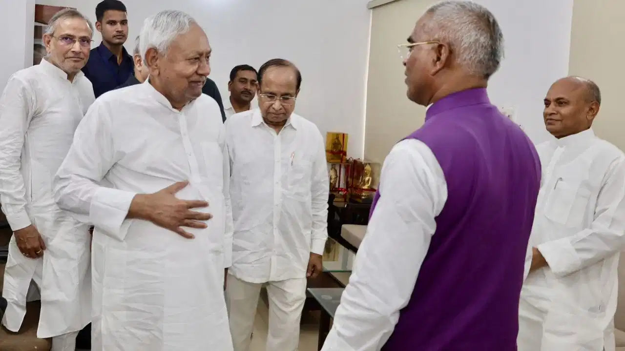 JDU में लौटेंगे RCP सिंह? नीतीश कुमार से 20 मिनट की मुलाकात के बाद बिहार में सियासी हलचल तेज