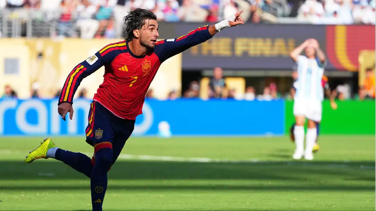Ferran Torres की लव स्टोरी: अपने ही कोच की बेटी को किया डेट, लेकिन आखिर क्यों हुआ रिश्ता खत्म? Ferran Torres की लव स्टोरी: अपने ही कोच की बेटी को किया डेट, लेकिन आखिर क्यों हुआ रिश्ता खत्म?