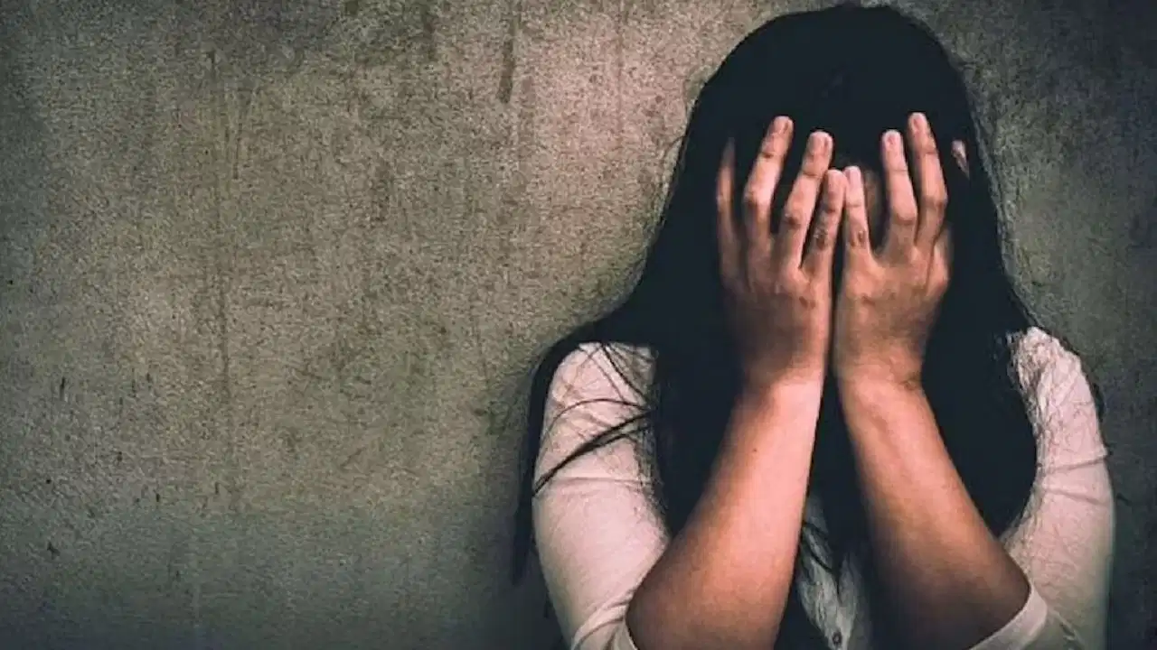 चित्रकूट में NEET छात्रा से दरिंदगी! देवांगना घाटी में गैंगरेप का आरोप, CCTV में कैद हुए तीन संदिग्ध चित्रकूट में NEET छात्रा से दरिंदगी! देवांगना घाटी में गैंगरेप का आरोप, CCTV में कैद हुए तीन संदिग्ध