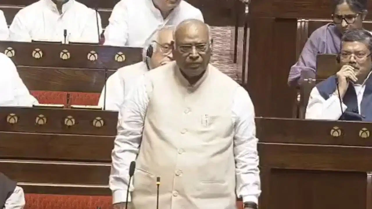 दिल्ली CJP प्रदर्शन: लाठीचार्ज पर संसद में हंगामा, खरगे ने लगाया माइक बंद करने का आरोप दिल्ली CJP प्रदर्शन: लाठीचार्ज पर संसद में हंगामा, खरगे ने लगाया माइक बंद करने का आरोप