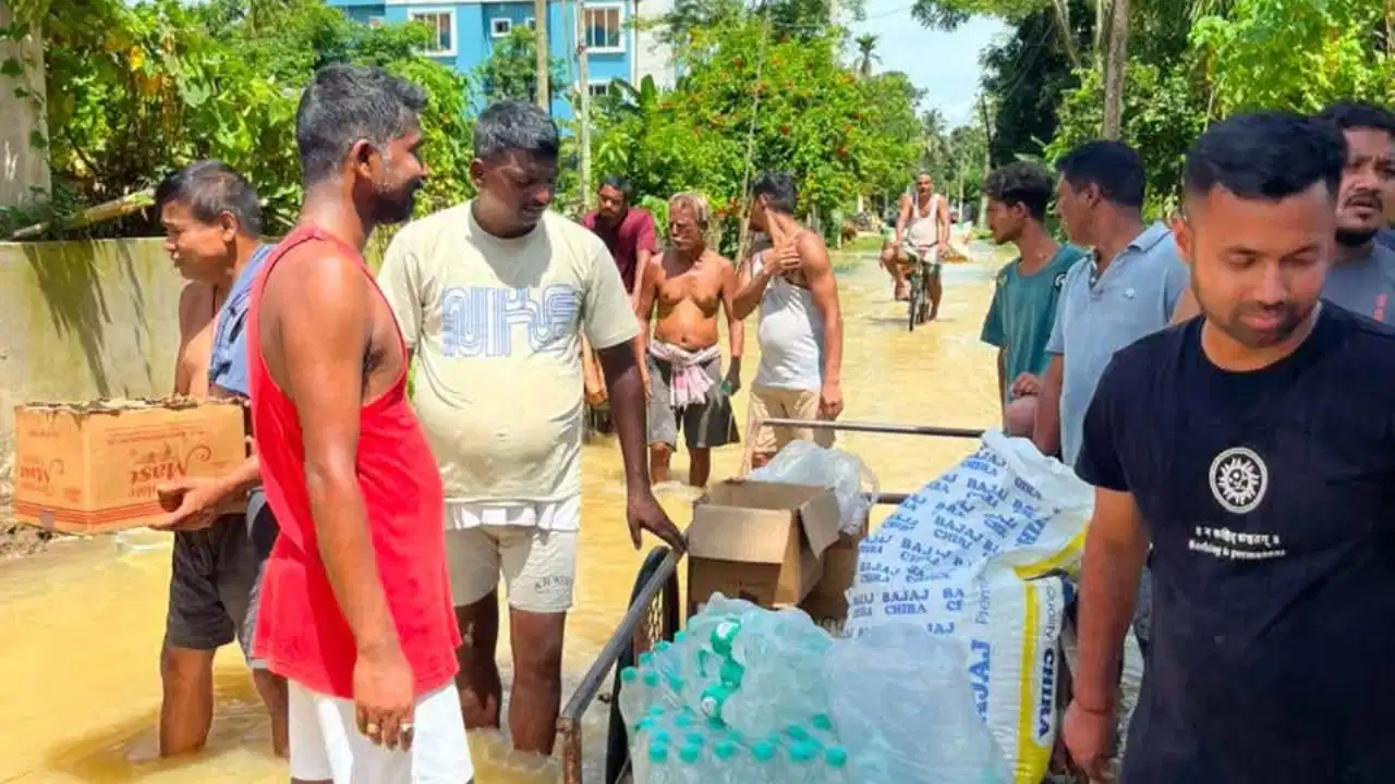 असम में बाढ़ का कहर, राहत कार्य में जुटे RSS और सेवा भारती के कार्यकर्ता; 200 से ज्यादा लोगों को सुरक्षित निकाला