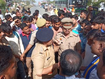 हापुड़ पुलिस पर लापरवाही और संवेदनहीनता का आरोप, युवक की मौत पर ASP का एक्शन हापुड़ पुलिस पर लापरवाही और संवेदनहीनता का आरोप, युवक की मौत पर ASP का एक्शन