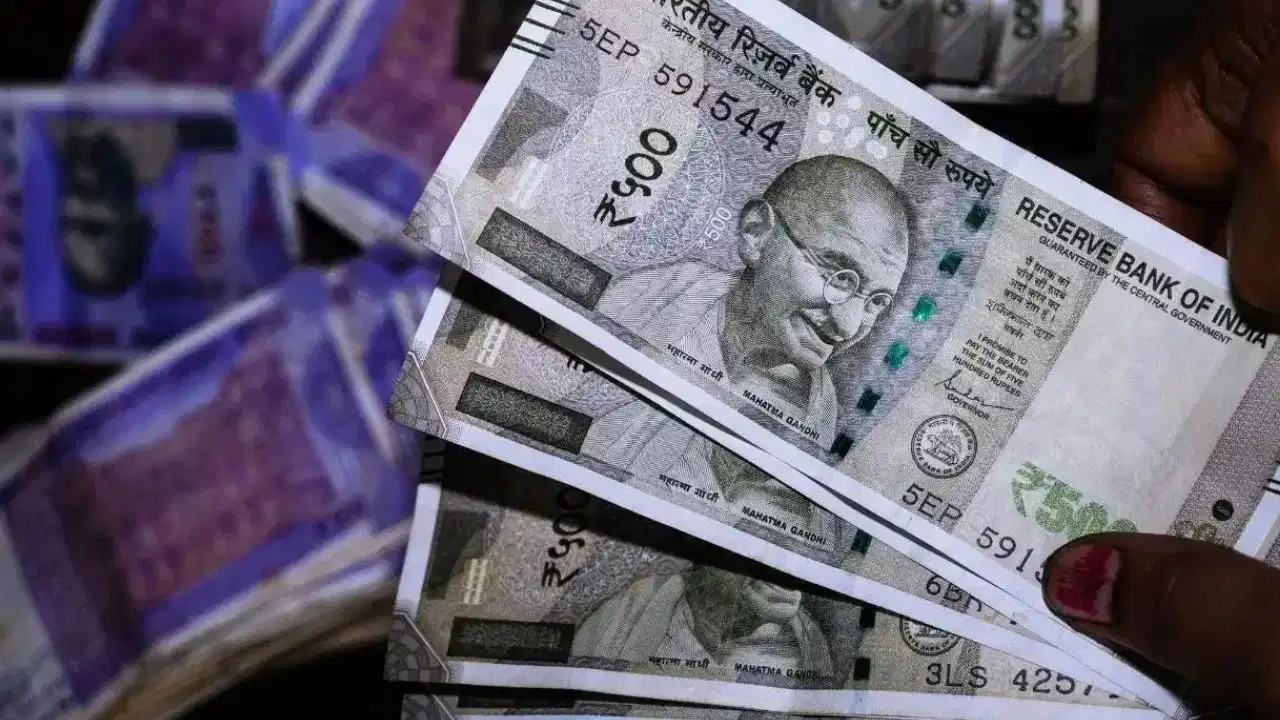 8वें वेतन आयोग पर बड़ा अपडेट! 2.57 फिटमेंट फैक्टर लागू हुआ तो कितनी बढ़ेगी सैलरी? समझिए पूरा गणित 8वें वेतन आयोग पर बड़ा अपडेट! 2.57 फिटमेंट फैक्टर लागू हुआ तो कितनी बढ़ेगी सैलरी? समझिए पूरा गणित