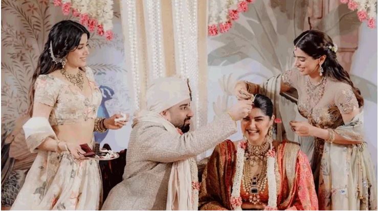 अंशुला-रोहन के वेडिंग रिसेप्शन में सजा सितारों का मेला, गोल्डन कांजीवरम साड़ी में रेखा ने अपनी शाही अदाओं से लूटी महफिल अंशुला-रोहन के वेडिंग रिसेप्शन में सजा सितारों का मेला, गोल्डन कांजीवरम साड़ी में रेखा ने अपनी शाही अदाओं से लूटी महफिल