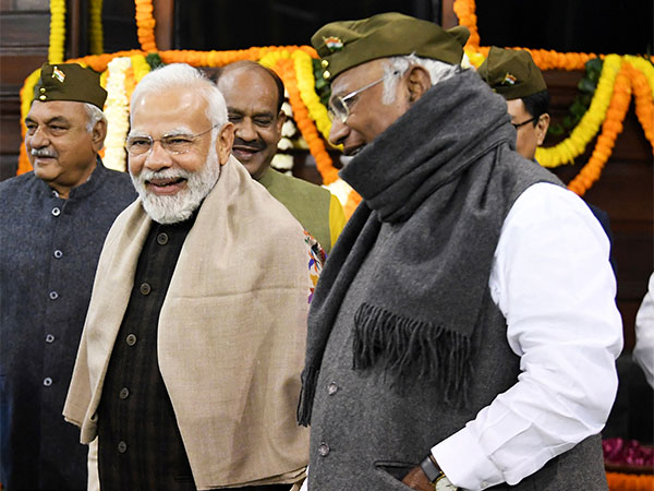 मल्लिकार्जुन खरगे का आज जन्मदिन, पीएम मोदी ने दी शुभकामनाएं, बोले- ‘ईश्वर उन्हें दीर्घायु और उत्तम स्वास्थ्य प्रदान करें’