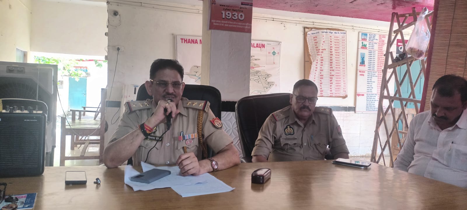 जालौन पुलिस अधीक्षक विनय कुमार के निर्देशानुसार कानून व्यवस्था को चुस्त-दुरुस्त बनाए रखने के उद्देश्य से किए गए प्रशासनिक फेरबदल के तहत, नव-नियुक्त प्रभारी निरीक्षक विनोद कुमार मिश्रा ने सोमवार को विधि-विधान से माधौगढ़ कोतवाली का पदभार ग्रहण कर लिया जालौन पुलिस अधीक्षक विनय कुमार के निर्देशानुसार कानून व्यवस्था को चुस्त-दुरुस्त बनाए रखने के उद्देश्य से किए गए प्रशासनिक फेरबदल के तहत, नव-नियुक्त प्रभारी निरीक्षक विनोद कुमार मिश्रा ने सोमवार को विधि-विधान से माधौगढ़ कोतवाली का पदभार ग्रहण कर लिया