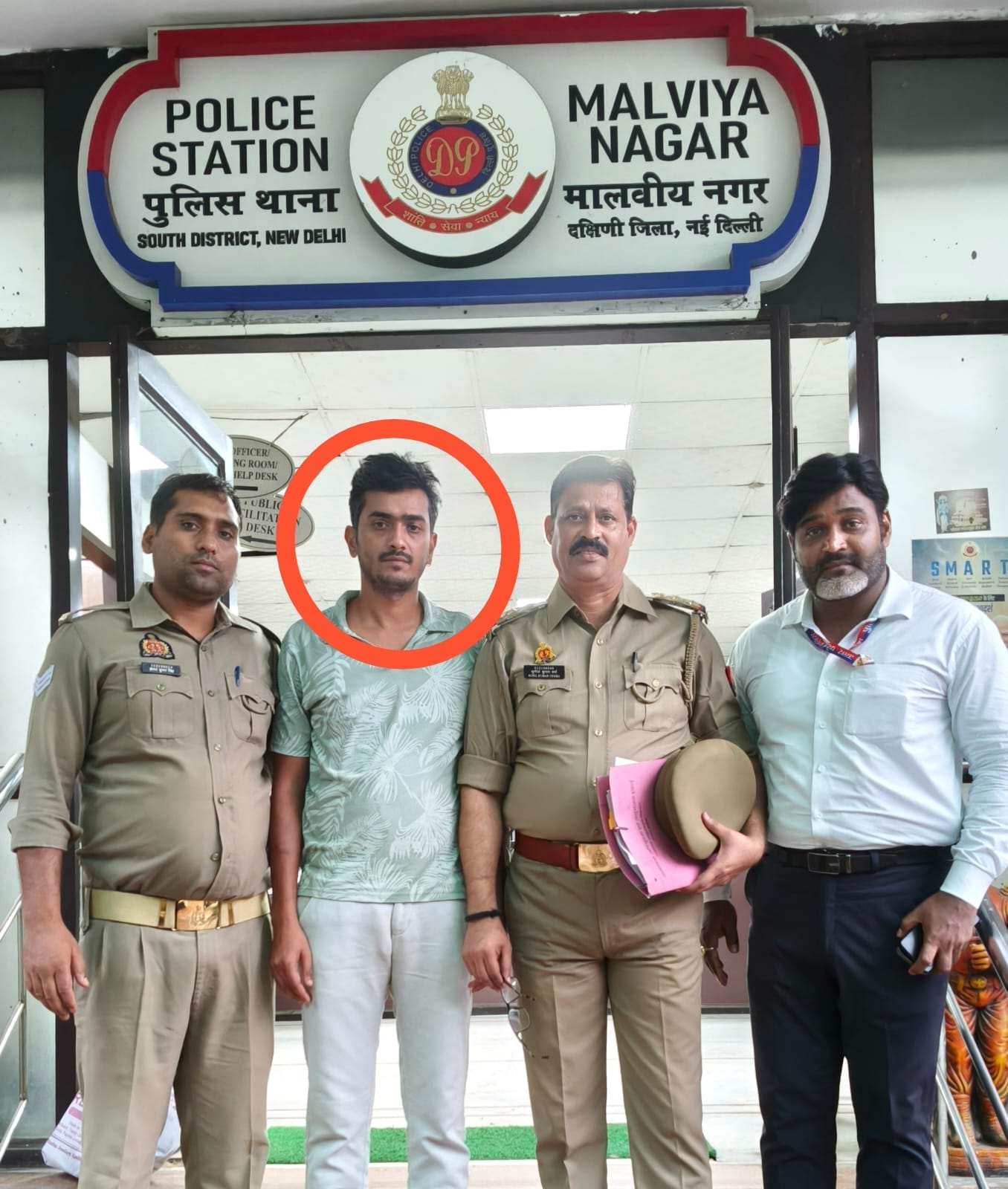 वर्षों से फरार चल रहे 25 हजार के ईनामी अभियुक्त को ई0ओ0डब्लू0 टीम ने नई दिल्ली से किया गिरफ्तार