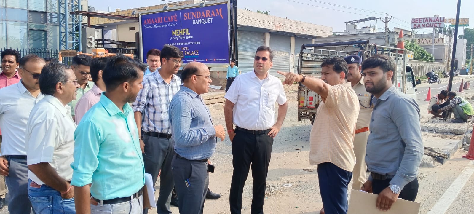कमला नेहरू नगर हादसे की जांच तेज, जिला कलक्टर ने दुर्घटनास्थल का किया निरीक्षण; सड़क सुरक्षा सुधार के दिए अहम निर्देश