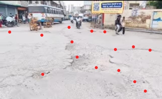 कान्हा होटल से मंडोली पुलिया तक बदहाल व्यवस्था! टूटी सड़कें, अंधेरे चौराहे और जर्जर पुलिया से बढ़ा हादसों का खतरा कान्हा होटल से मंडोली पुलिया तक बदहाल व्यवस्था! टूटी सड़कें, अंधेरे चौराहे और जर्जर पुलिया से बढ़ा हादसों का खतरा