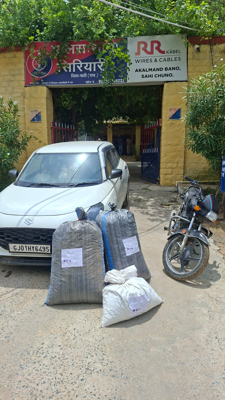 पाली पुलिस की बड़ी कार्रवाई: 42 किलो 350 ग्राम अवैध डोडा पोस्त बरामद, तीन तस्कर गिरफ्तार पाली पुलिस की बड़ी कार्रवाई: 42 किलो 350 ग्राम अवैध डोडा पोस्त बरामद, तीन तस्कर गिरफ्तार