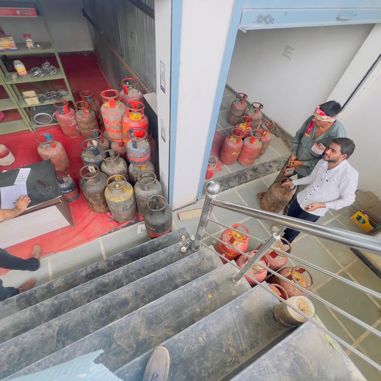 जयपुर में अवैध गैस भंडारण पर बड़ी कार्रवाई, 66 सिलेंडर जब्त, एफआईआर दर्ज
