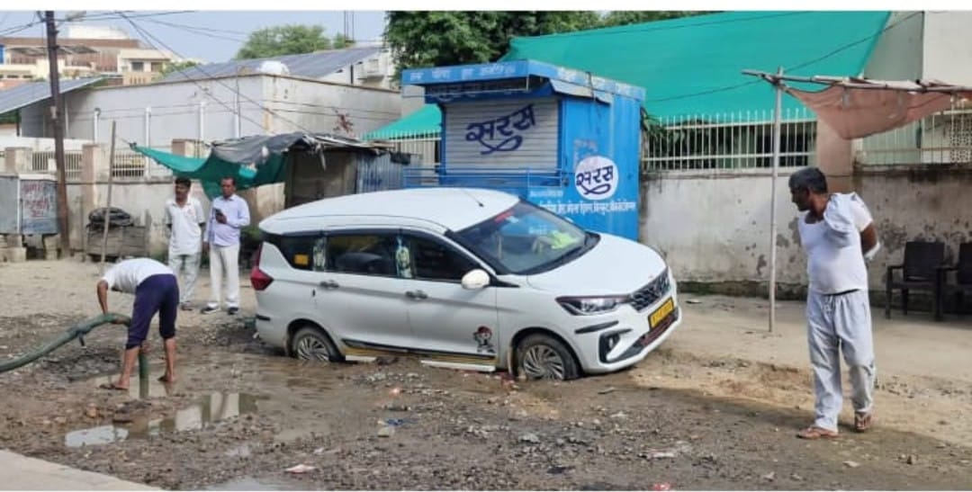 नीमकाथाना में 22 करोड़ की सड़क बनी मुसीबत, ढाई साल से अधूरा चौड़ीकरण, जनता परेशान नीमकाथाना में 22 करोड़ की सड़क बनी मुसीबत, ढाई साल से अधूरा चौड़ीकरण, जनता परेशान