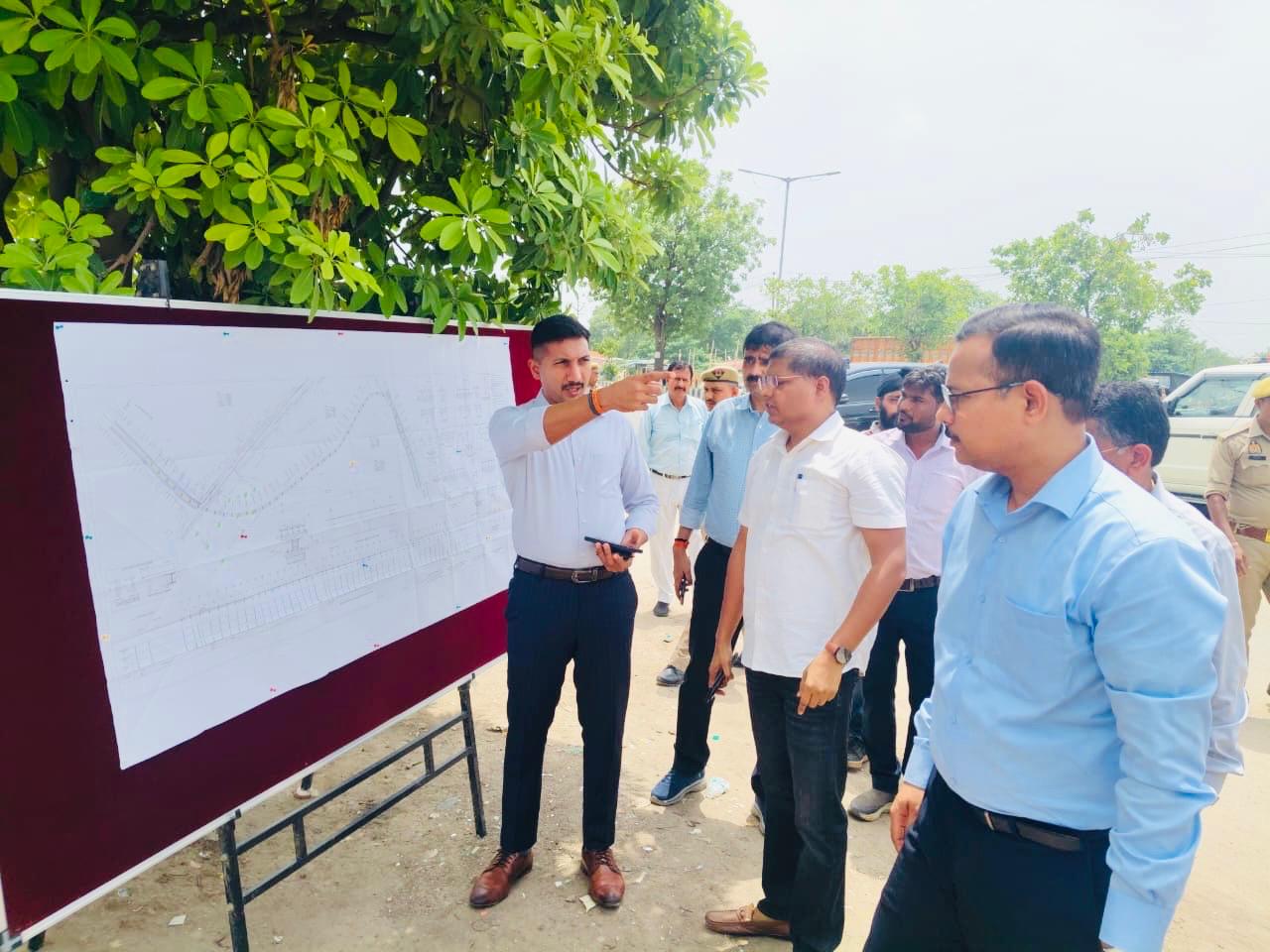 जिलाधिकारी ने दुबग्गा चौराहे पर प्रस्तावित फ्लाईओवर निर्माण स्थल का किया निरीक्षण*