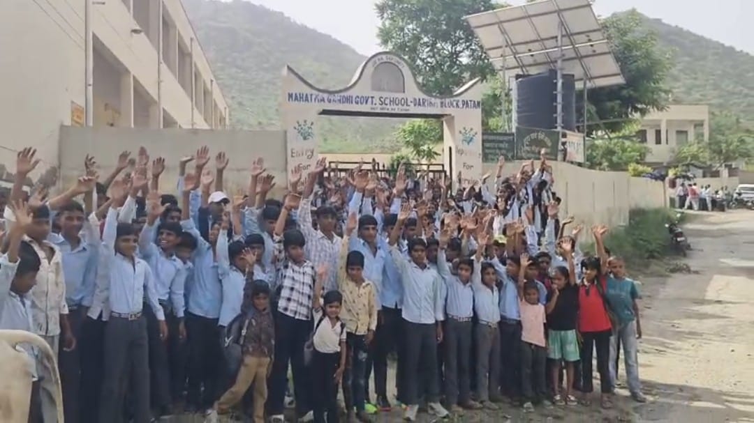 सीकर में शिक्षकों के तबादले पर बवाल, छात्रों ने स्कूल पर जड़ा ताला
