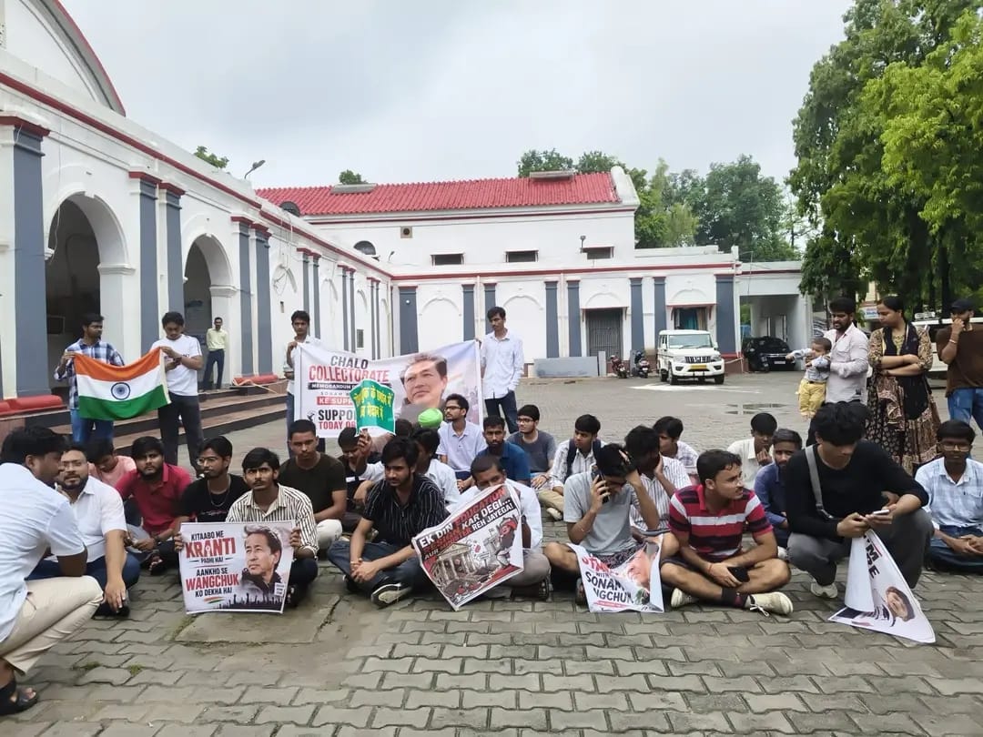 हरदोई: शिक्षा व्यवस्था पर युवाओं का हल्ला बोल: हरदोई में गूंजे इस्तीफे के नारे, राष्ट्रपति के नाम भेजा गया ज्ञापन हरदोई: शिक्षा व्यवस्था पर युवाओं का हल्ला बोल: हरदोई में गूंजे इस्तीफे के नारे, राष्ट्रपति के नाम भेजा गया ज्ञापन