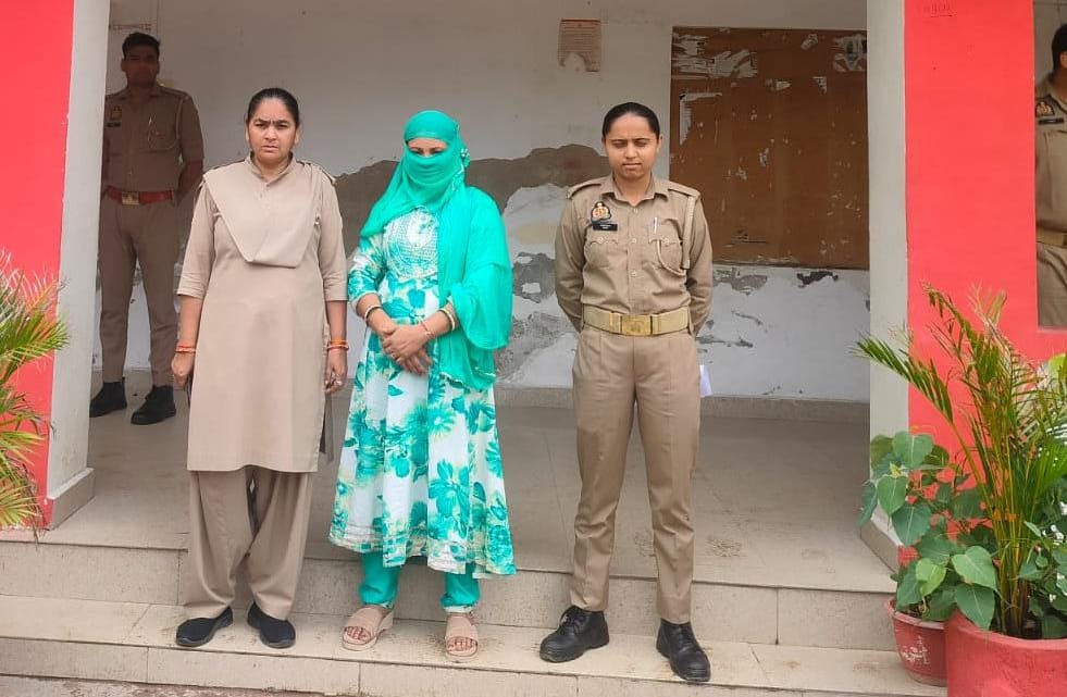 जालौन : होटल में हनी ट्रैप का जाल, युवक को ब्लैकमेल कर 10 लाख की उगाही का प्रयास; महिला समेत दो गिरफ्तार, आपत्तिजनक वीडियो वायरल करने की धमकी देकर पहले वसूले 10 हजार रुपये, शिकायत मिलते ही पुलिस ने की कार्रवाई जालौन : होटल में हनी ट्रैप का जाल, युवक को ब्लैकमेल कर 10 लाख की उगाही का प्रयास; महिला समेत दो गिरफ्तार, आपत्तिजनक वीडियो वायरल करने की धमकी देकर पहले वसूले 10 हजार रुपये, शिकायत मिलते ही पुलिस ने की कार्रवाई