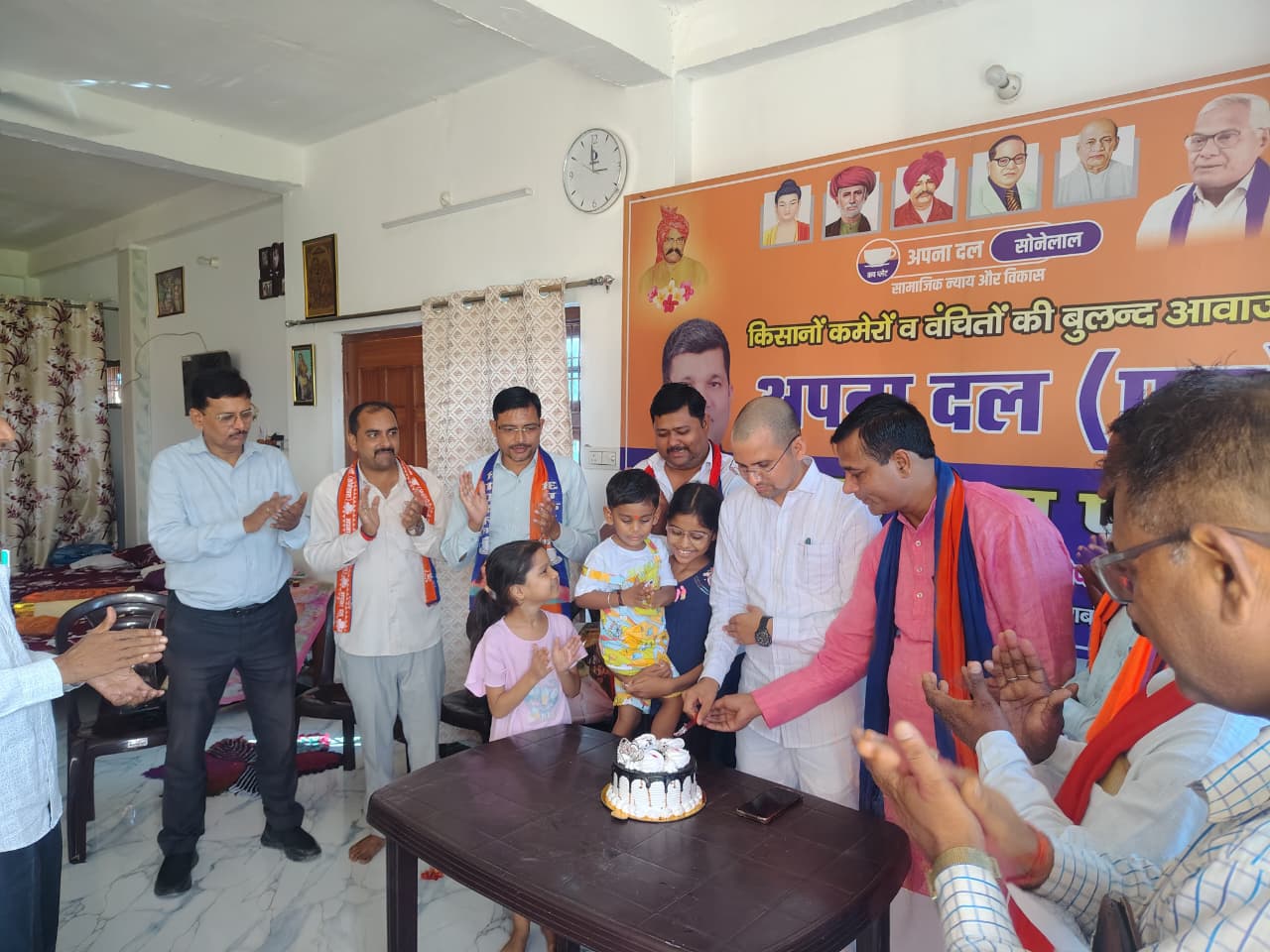 बाराबंकी: डॉ. नीरज पटेल के जन्मदिवस पर भव्य समारोह, दर्जनों लोगों ने थामा अपना दल (एस) का दामन