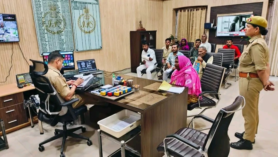 जनता की आवाज़ सीधे एसपी तक: अशोक कुमार मीणा ने सुनीं फरियादें, अफसरों को दिए तत्काल कार्रवाई के सख्त निर्देश जनता की आवाज़ सीधे एसपी तक: अशोक कुमार मीणा ने सुनीं फरियादें, अफसरों को दिए तत्काल कार्रवाई के सख्त निर्देश
