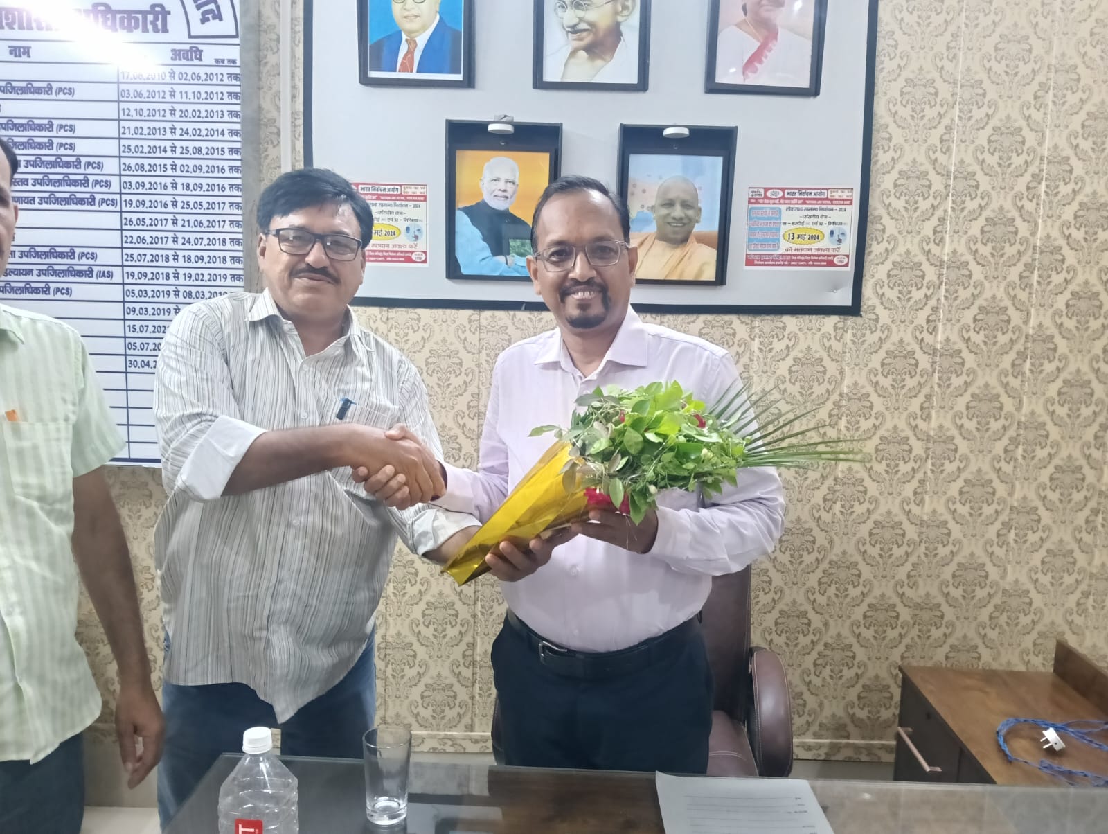 शाहजहांपुर: शाहाबाद नगर पालिका में सर्वेश कुमार कुशवाहा का भव्य स्वागत, कर्मचारियों ने दी शुभकामनाएं शाहजहांपुर: शाहाबाद नगर पालिका में सर्वेश कुमार कुशवाहा का भव्य स्वागत, कर्मचारियों ने दी शुभकामनाएं